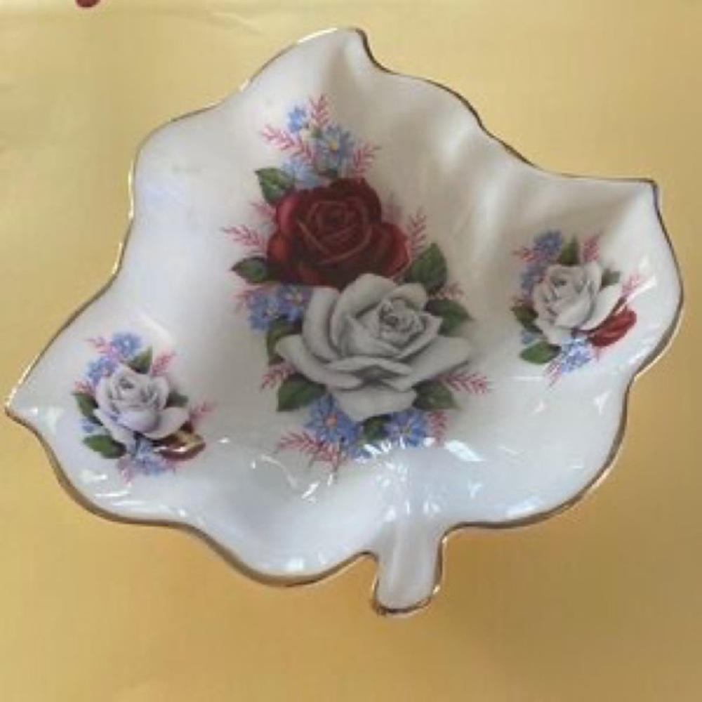 Decorative White Floral Leaf-Shaped Accent Dish with Gold Trim